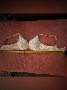 Victoria's Secret Lace Underwire Bra in Ivory/Cream